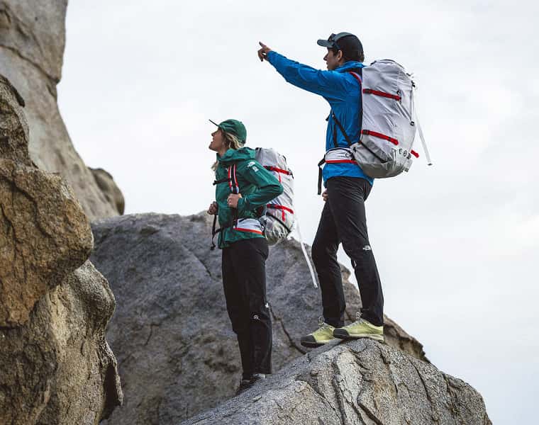 Zwei Bergsteiger*innen mit TNF Ausrüstung