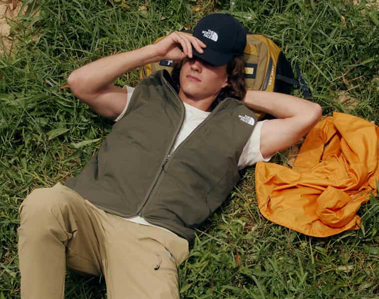 Person mit TNF Lifestyle Apparel