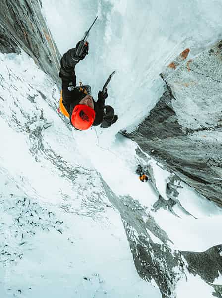 Eiskletterer mit The North Face Helm