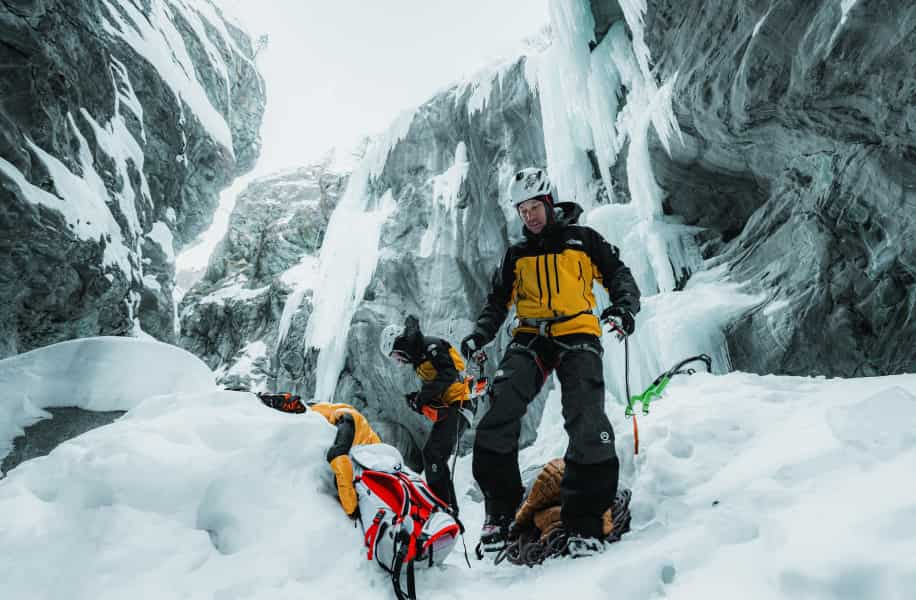 Eiskletterer mit Summit Series Ausrüstung
