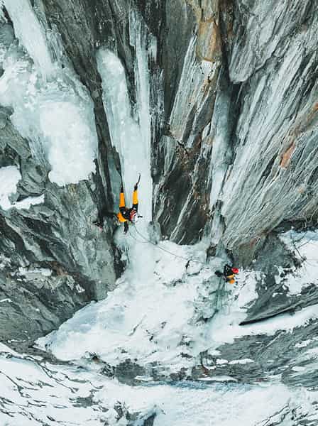 Eiskletterer mit The North Face Ausrüstung