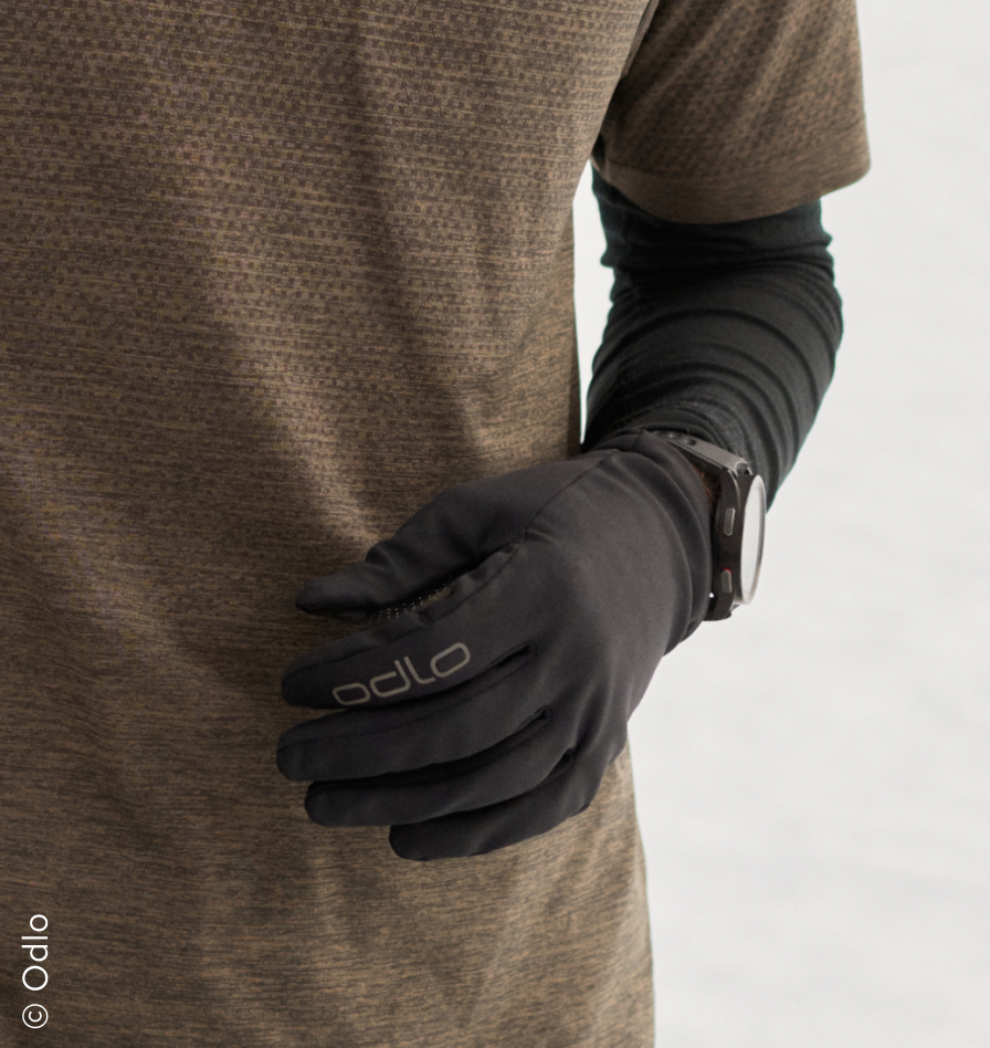 Läuferin mit schwarzen Handschuhen