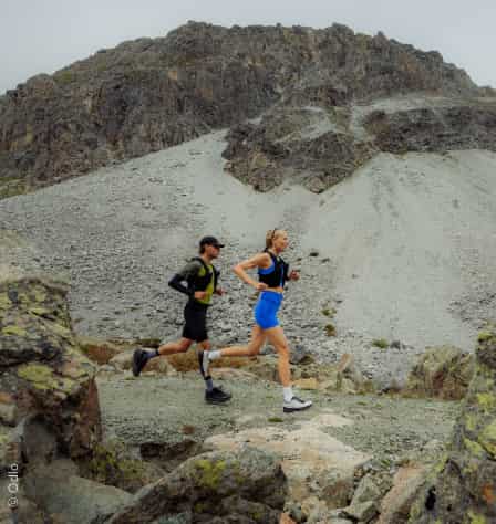 Zwei Trailrunner*innen im Gelände