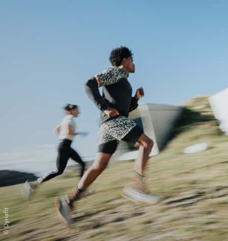 Zwei Läufer*innen mit Jacken