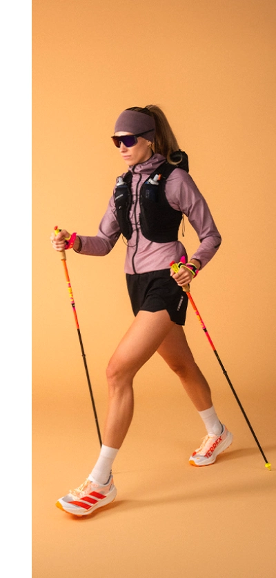Frau in Trailrunning-Outfit