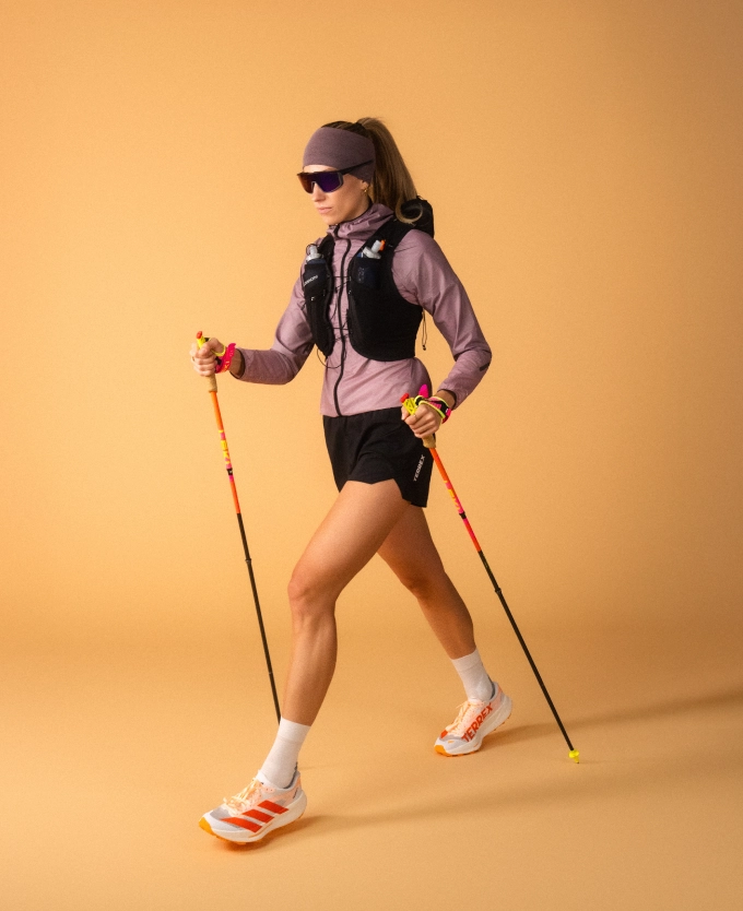Frau in Trailrunning-Outfit