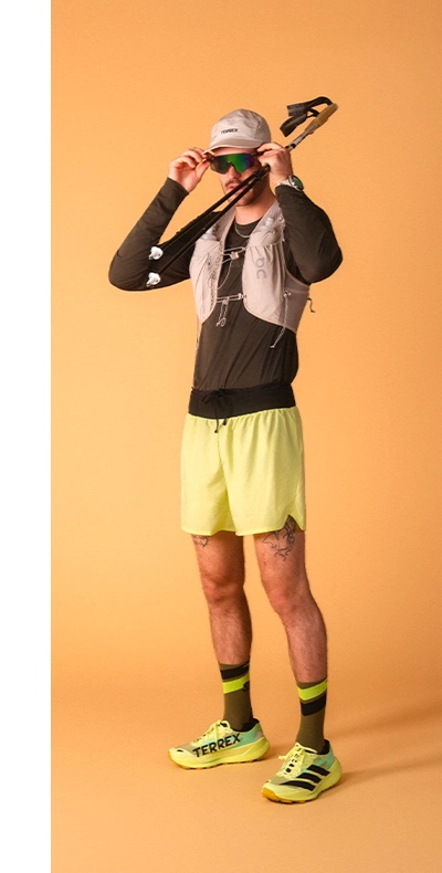 Mann in Trailrunning-Outfit
