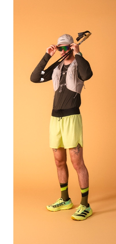 Mann in Trailrunning-Outfit