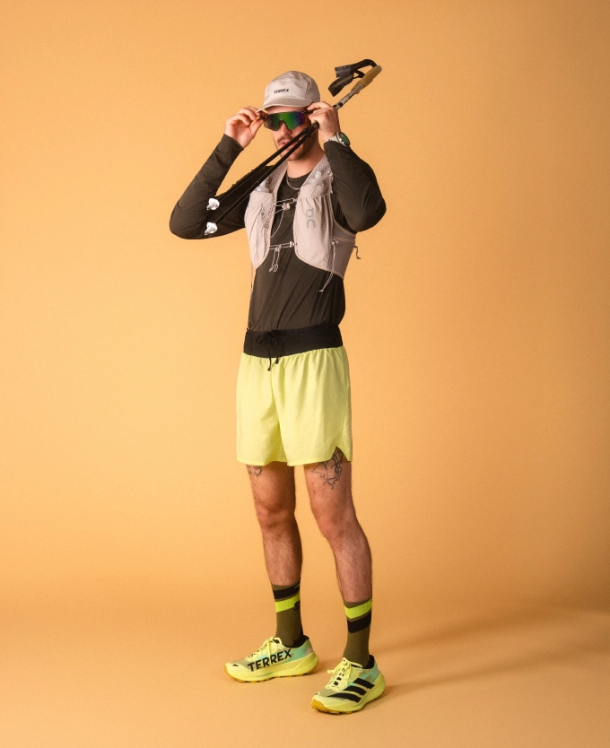 Mann in Trailrunning-Outfit