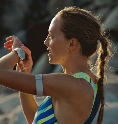 Frau mit Sportuhr am Arm