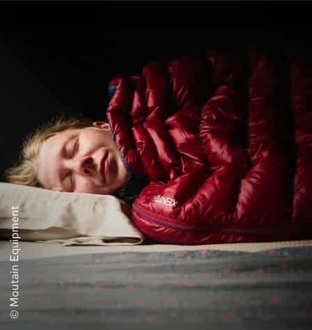 Frau in Schlafsack