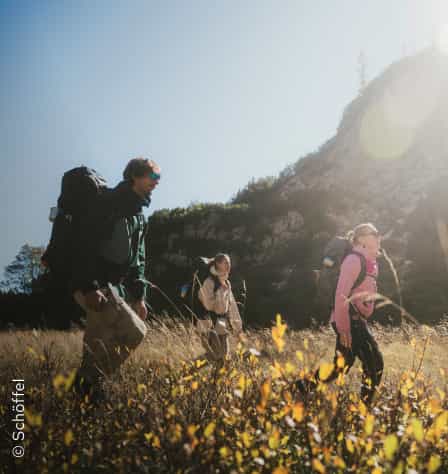 Gruppe Menschen mit Trekkingbekleidung