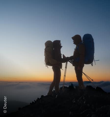 Zwei Personen mit Trekkingrucksäcken