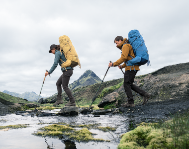 Zwei Personen mit deuter Trekkingrucksäcken