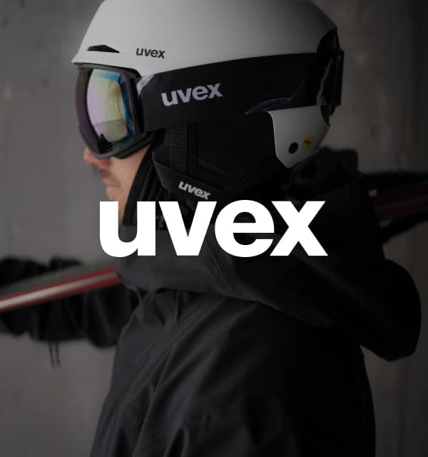 Mann mit Uvex Skibrille und Helm