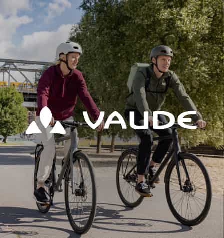 2 Fahrradfahrer*innen und Vaude Logo