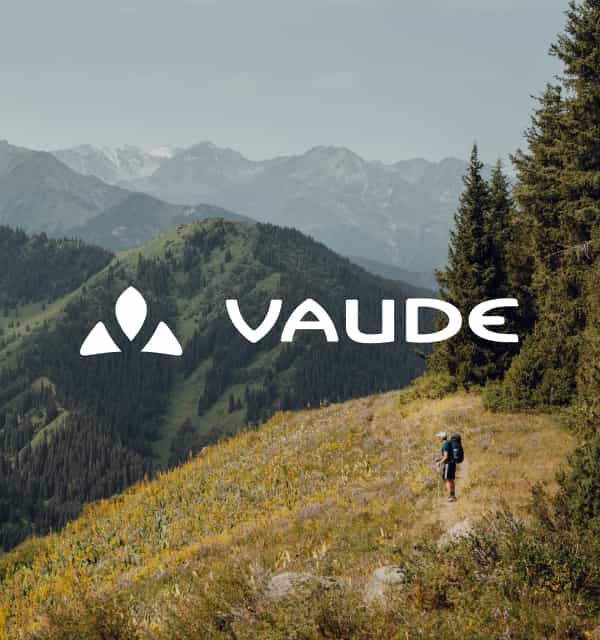 Berglandschaft und Vaude Logo