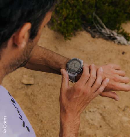 Person mit Sportuhr am Arm