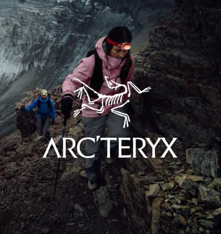 Personen beim Wandern und Arcteryx Logo