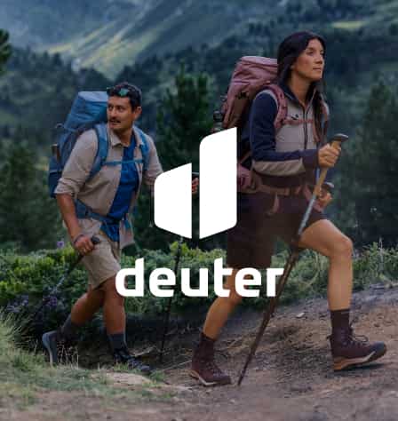 Paar beim Wandern mit deuter Rucksäcken