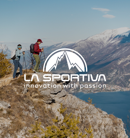Personen beim Wandern und La Sportiva Logo