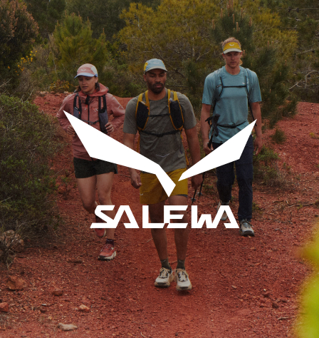 Personen beim Wandern und Salewa Logo