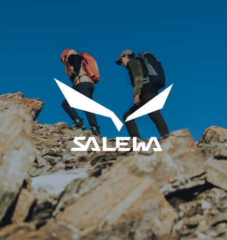 Personen beim Wandern und Salewa Logo