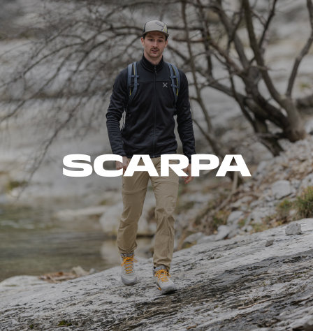 Mann beim Wandern und Scarpa Logo