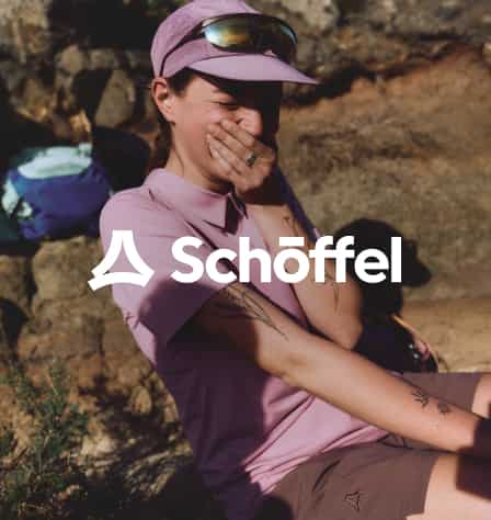 Person mit Schöffel Wanderkleidung
