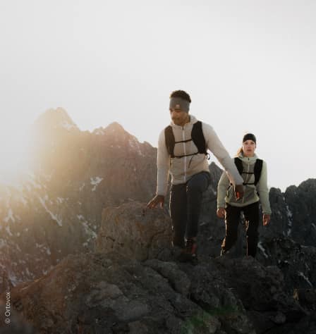 Zwei Wanderer*innen am Berg