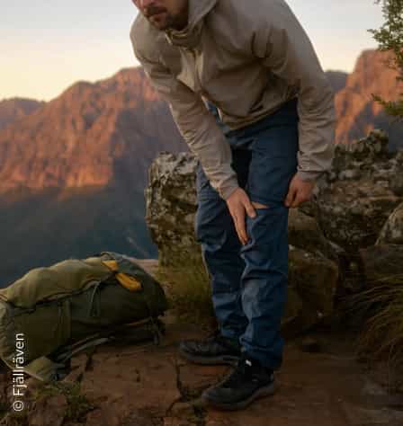 Mann mit Zip-Off-Wanderhose