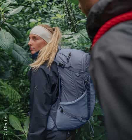 Zwei Personen mit Wanderrucksäcken