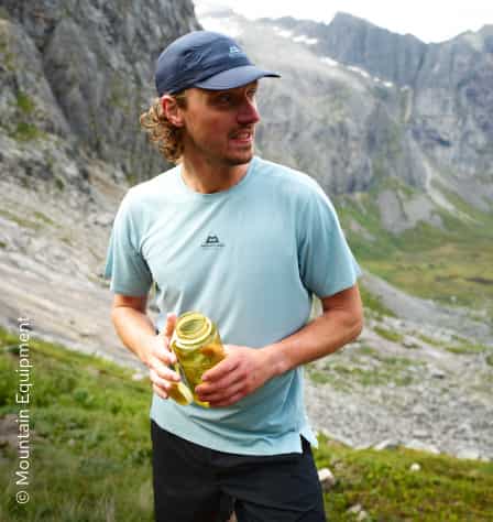 Mann mit T-Shirt in den Bergen