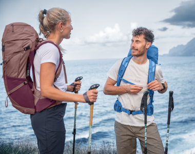 Zwei Personen mit Deuter Wanderrucksäcken