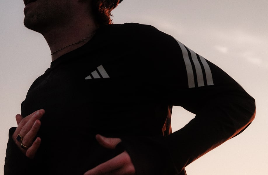 Laufender Mann in adidas Shirt