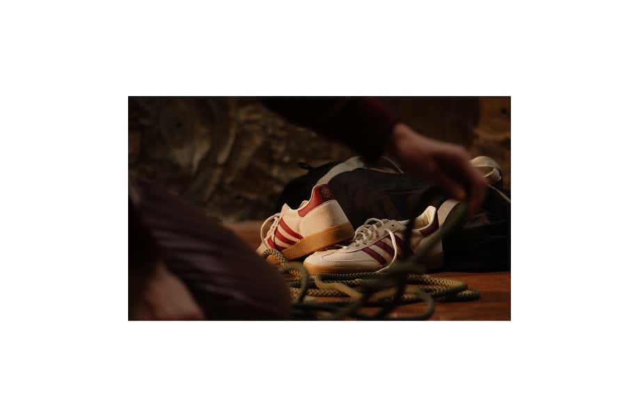 Sneaker liegen auf Seilen