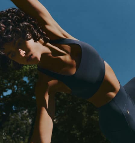 Frau in Sport BH beim Yoga