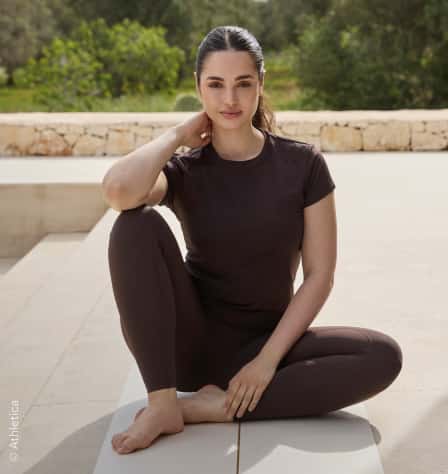 Frau in braunem Yoga-Outfit