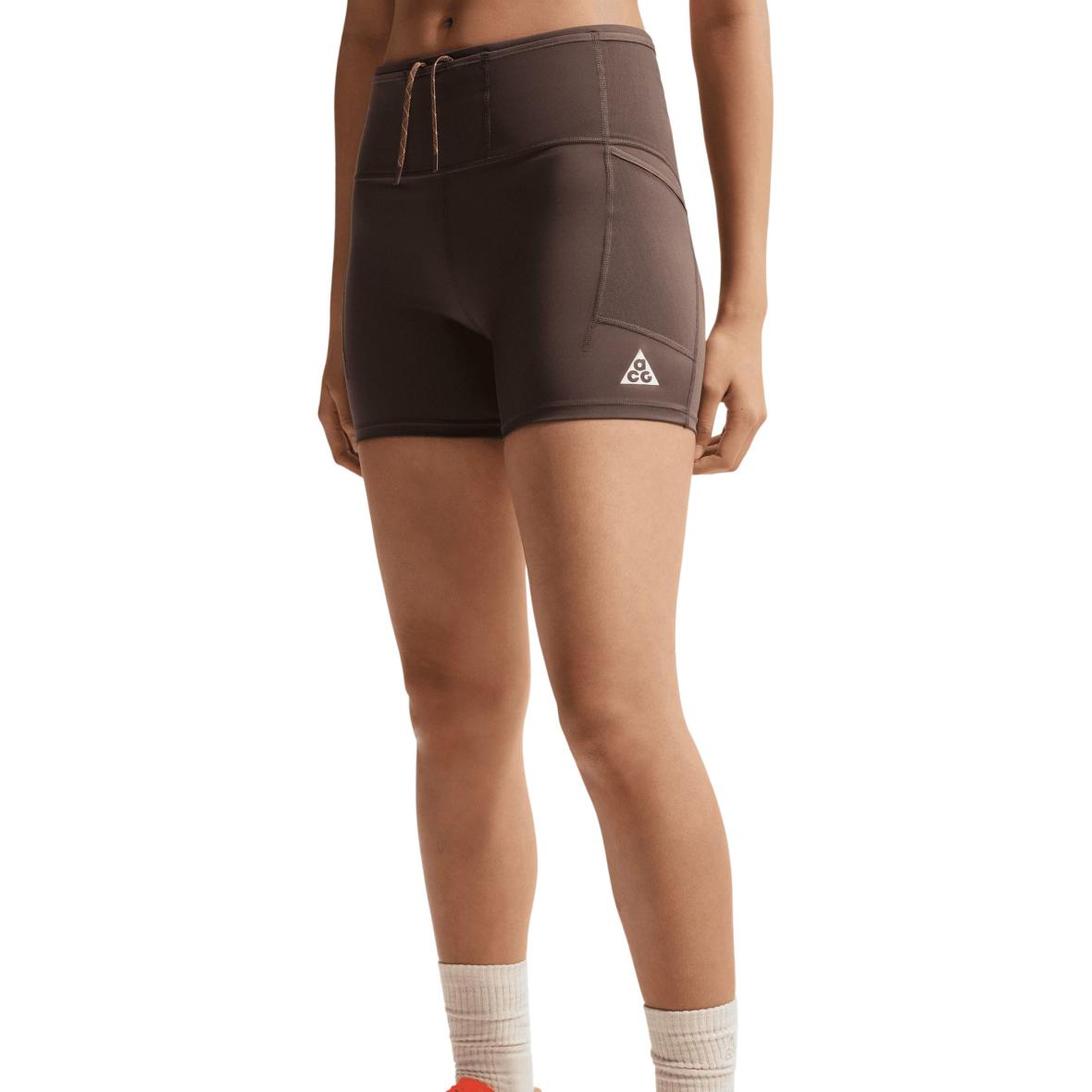 ACG Trail Dri-Fit High-Rise 4in Tight Short Damen Lauftights Hellbraun_004__IRONSTONE/CAVE STONE/SUMMIT WHITE | L