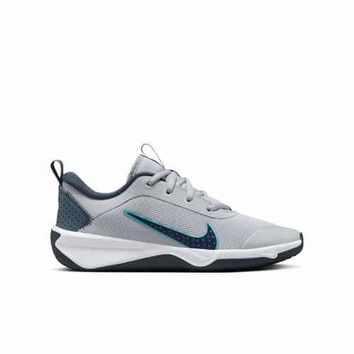 Nike Omni Multi-Court Kinder Freizeitschuhe bei Sport Schuster München