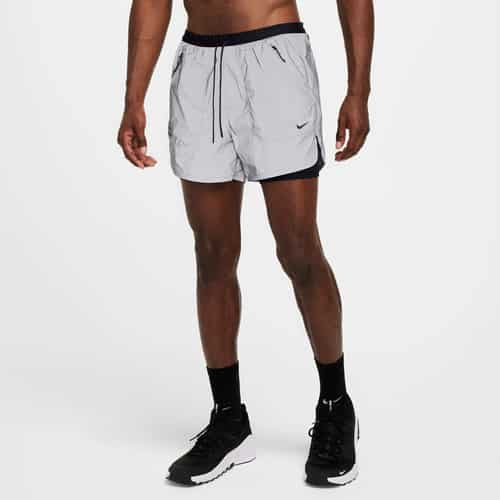 Nike M NK Dri-Fit ADV Run Division 4in 2n1 Short bei Sport Schuster München