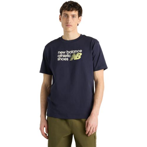 New Balance Athletics Relaxed Premium Chest Logo  Herren T-Shirt bei Sport Schuster München