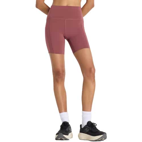 New Balance Sleek Pocket High Rise  Damen Laufshorts bei Sport Schuster München