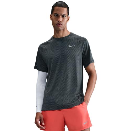 Nike Stride Dri-Fit Herren Laufshirt bei Sport Schuster München