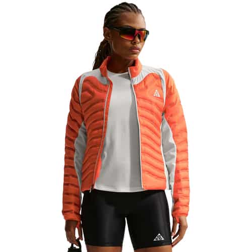 Nike ACG Tech Fit Lava Flow Loft Damen Laufjacke bei Sport Schuster München